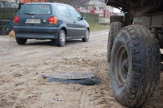 Koleiny powodują, że samochody ocierają się o studzienki