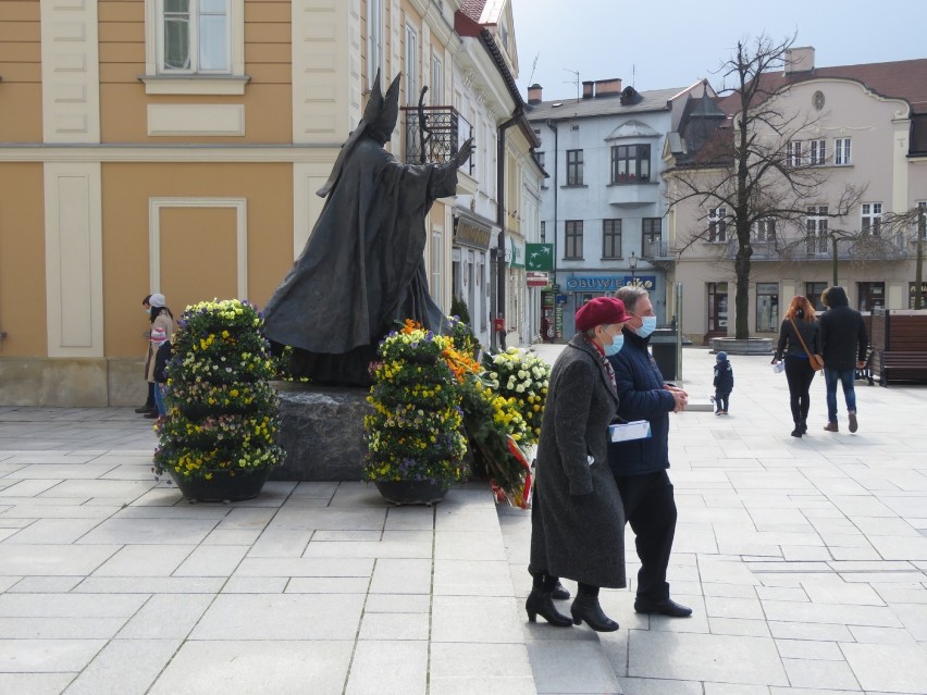 Wielkanocna niedziela w Wadowicach (4.04.2021), pl. Jana...