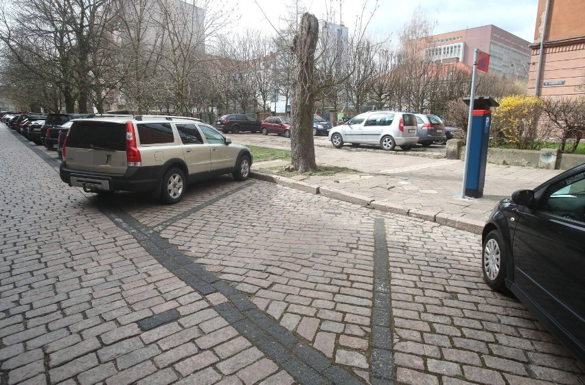 Oznakowanie w Strefie Płatnego Parkowania w Szczecinie. Muszą być białe linie? Uwaga na mandaty