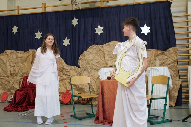 Szóstoklasiści Szkoły Podstawowej w Janiszewicach  przygotowali dla szkolnej społeczności oryginalną inscenizację podsumowującą projekt "Z mitologią na Ty", który połączył starożytność z nowoczesnością.
