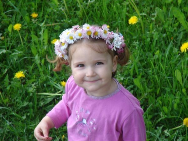 Pięcioletnia Emilka :) Na tym zdjęciu, które nadesłała jej mama, dziewczynka ma 3,5 roku. Czyżby w przyszłości chciała zostać florystką? :)