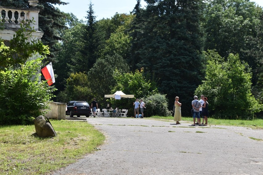 Manieczki. Kawa z Wybickim przed dworkiem w Manieczkach. W tym miejscu żył i tworzył autor Hymnu Polskiego