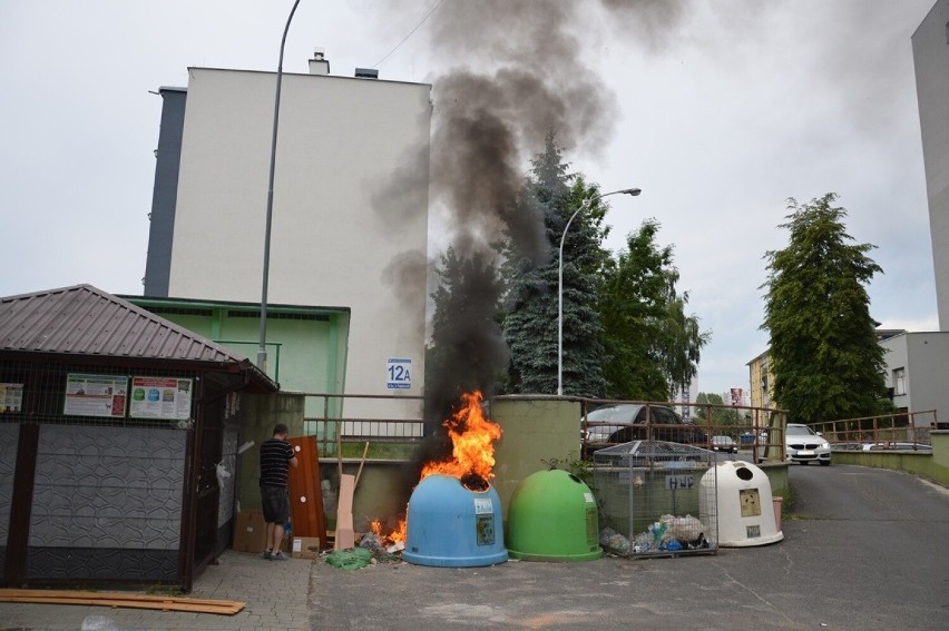 Spłonął pojemnik do segregacji odpadów w centrum Stalowej Woli. Czy to celowe podpalenie? Zobacz zdjęcia 