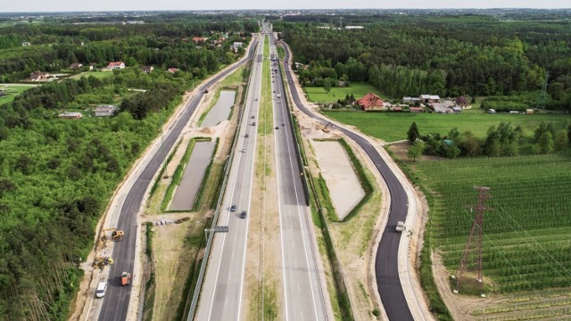Trasa główna nowej, ekspresowej trasy numer 7 od obwodnicy Grójca do Tarczyna jest już gotowa. Trwają prace wokół drogi, to wciąż plac budowy więc obowiązuje tam ograniczenie prędkości do 80 kilometrów na godzinę.