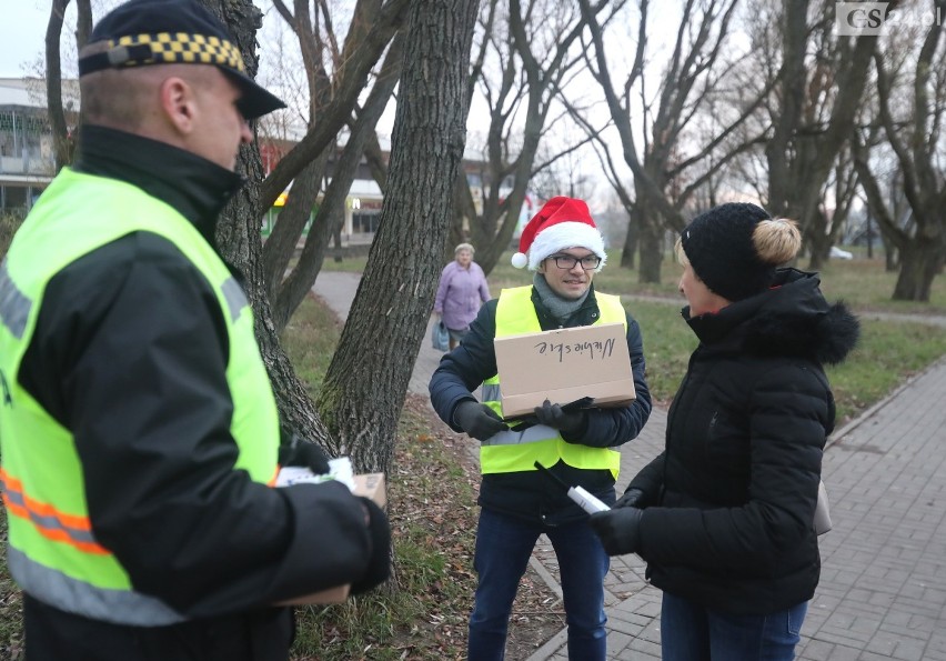 Odblaski na Mikołajki! Wspólna akcja policjantów, strażników i urzędników [ZDJĘCIA, WIDEO]