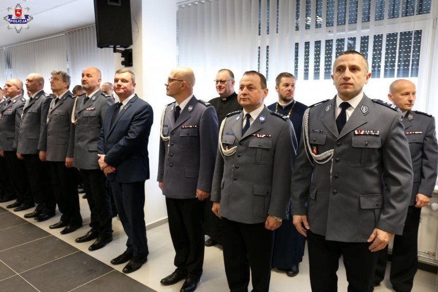 40 policjantów z lubelskiego garnizonu złożyło ślubowanie. Były też odznaczenia i medale [ZDJĘCIA]