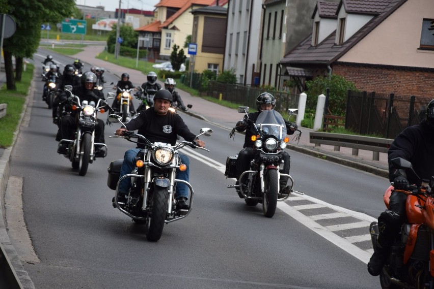 Ulicami Człuchowa przejechała kolumna motocyklistów z klubu Moto Człuchów rozpoczynając sezon