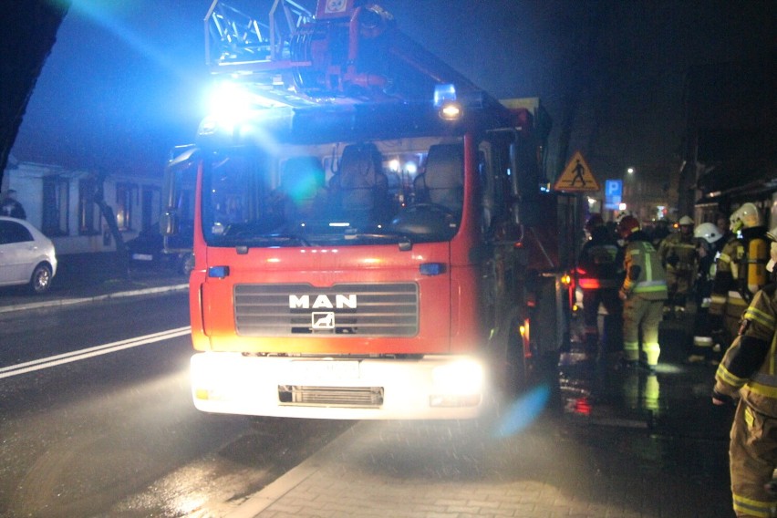 Pożar w jednym z budynków w Koźminie Wlkp. Na miejscu działało 5 zastępów straży pożarnej [ZDJĘCIA]