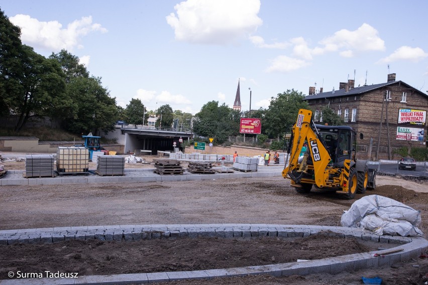 Stargard. Środek pracowitych wakacji na budowie Zintegrowanego Centrum Przesiadkowego i ronda [ZDJĘCIA]