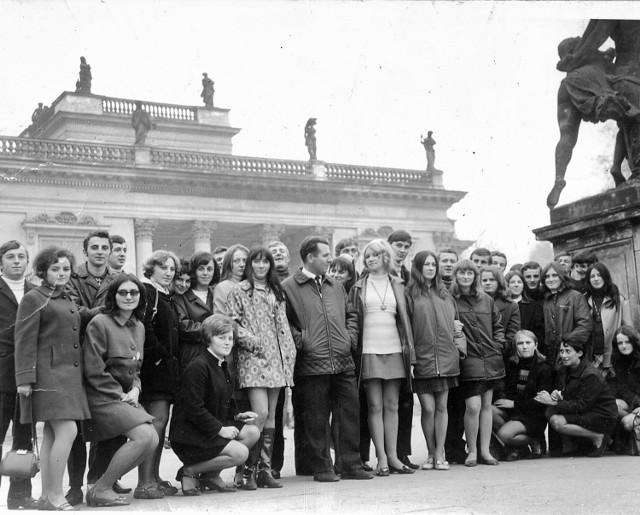 Wspólna fotografia Adama Romańskiego i członków samorządu z internatu Liceum Pedagogicznego. Zrobiona w 1969 roku