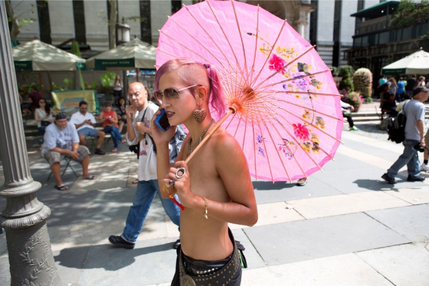 Parada topless w Nowym Jorku. Walczą o prawo chodzenia bez stanika [zdjęcia]