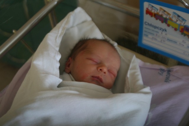 Damian Bugalski, syn Moniki i Grzegorza, urodził się 28 maja. Ma siostrzyczkę Karolinę.

Polub nas na facebooku