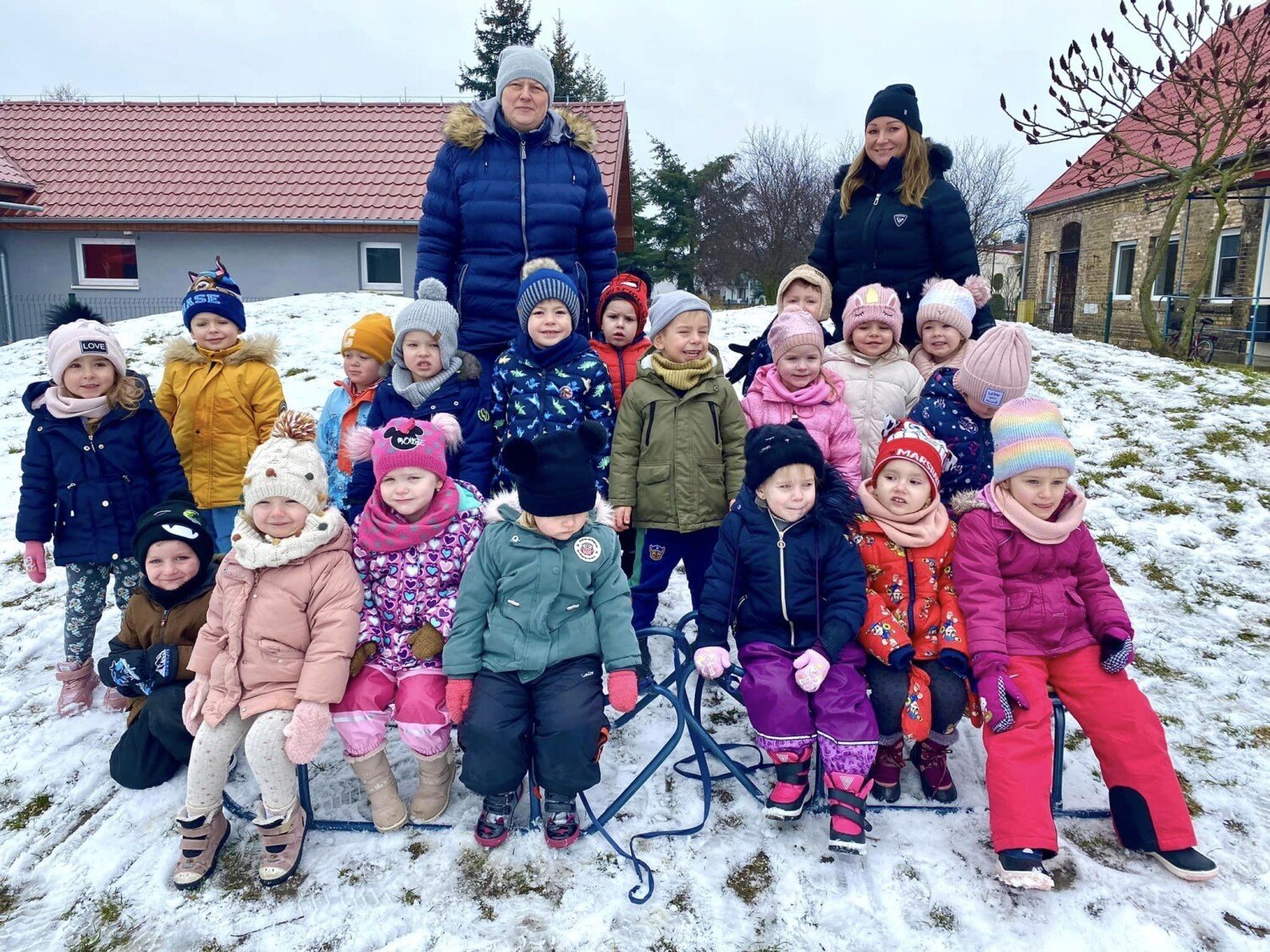 Przedszkolaki w Stefanowie bawią się na śniegu. Hu, hu, ha ,hu, hu, ha