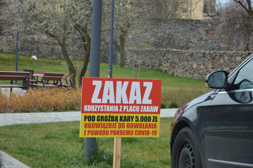 Zamknięte skwery i parki w Żarach i Żaganiu.