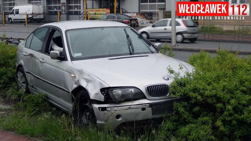 28-letni kierowca BMW wpadł w poślizg na ulicy Okrzei we Włocławku. Uderzył w motocykl na przeciwnym pasie [zdjęcia]
