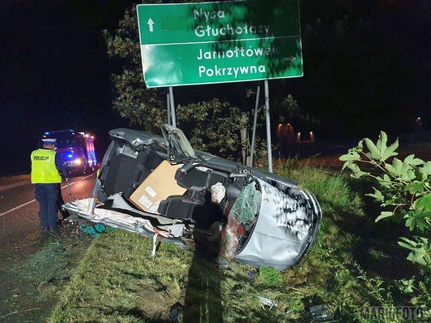 Śmiertelny wypadek na polsko-czeskiej granicy. Samochód roztrzaskał się o drzewo