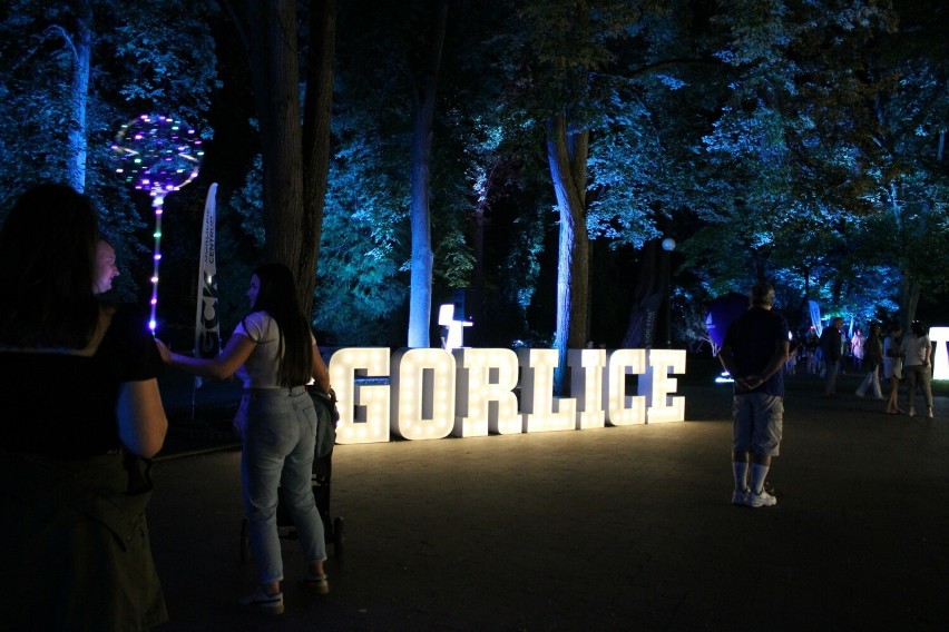 Świetlną aleją przez park w ramach Festiwalu Światła.  Pokaz  laserów i fajerwerków oraz świetlne show na Rynku