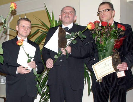 Nagrodzeni i wyróżnieni w dziedzinie kultury przez starostę, od prawej: Jacek Sadowski, prezes Stowarzyszenia Kultura Kociewia, Tadeusz Majewski oraz Józef Olszynka.