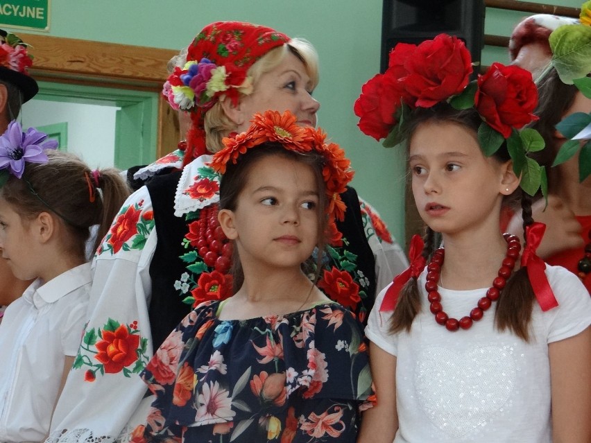 Święto Szkoły na ludową nutę w SP nr 2 w Skierniewicach pod hasłem "Mam talent"[ZDJĘCIA]