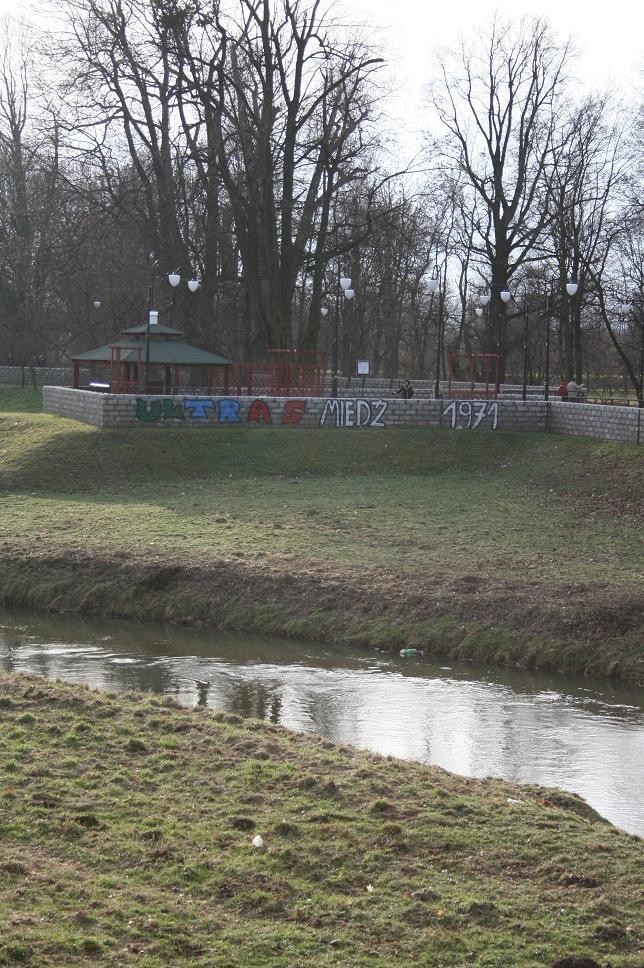 Kibole pomalowali legnicką promenadę ZDJĘCIA