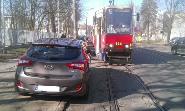 Straż miejska w tym roku kilkanaście razy interweniowała w sprawie źle zaparkowanych aut. Poza mandatem często dochodzą koszty odholowania. Najczęściej sprawa dotyczy ulicy Chodkiewicza