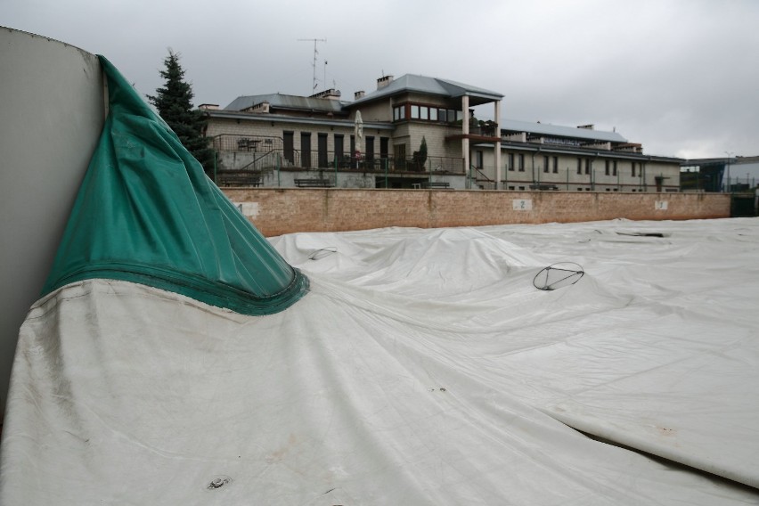 Orkan Ksawery uszkodził halę balonową w Piotrkowie. Obiekt...