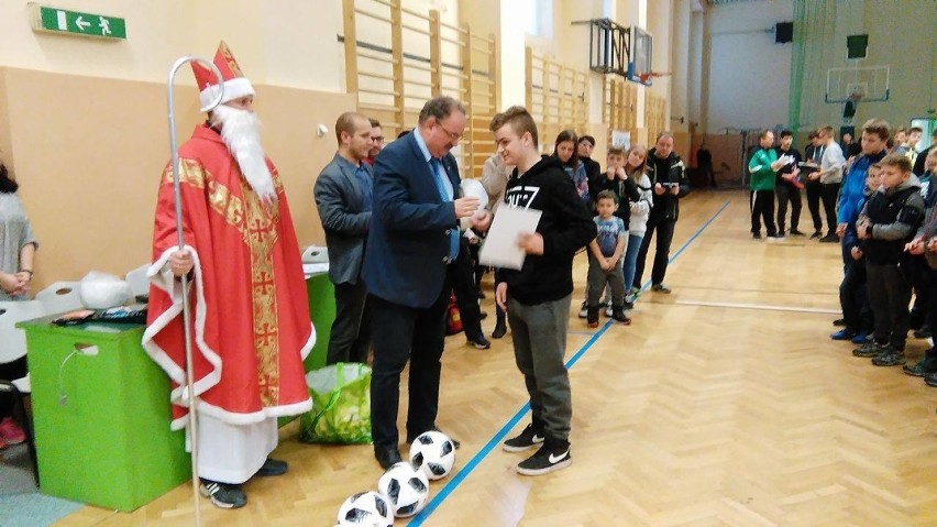 Olimp Stubno i UKS Orlik najlepsi w turnieju o puchar Świętego Mikołaja w Przemyślu [ZDJĘCIA]