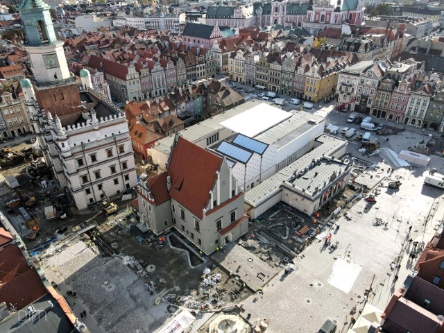 Prace na Starym Rynku w Poznaniu w ostatnich tygodniach nabrały tempa. Robotnicy uwijają się, by jak najszybciej ułożyć nową nawierzchnię z kostki granitowej.
Przejdź do kolejnego zdjęcia --->