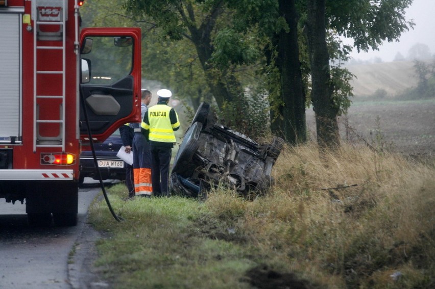 Auto dachowało w Księginicach (ZDJĘCIA)