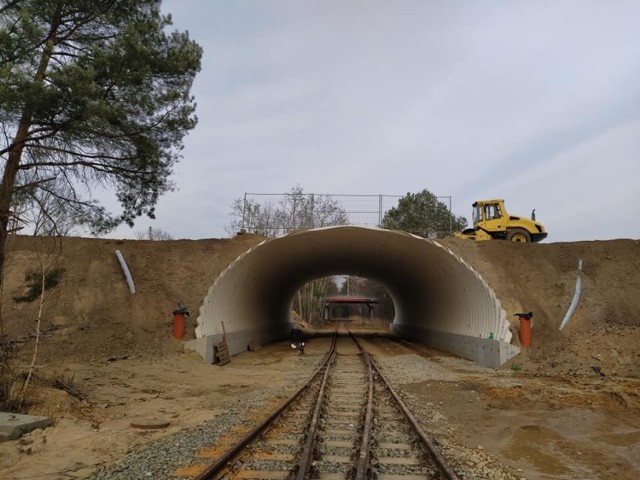 Postępuje budowa nowego wiaduktu nad torami na terenie Parku Przemysłowego Metalchem. Na konstrukcji tunelu jest już nasyp.