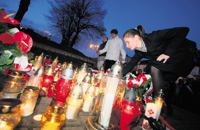 W Piotrkowie rok temu zapłonęły znicze pod Pomnikiem Katyńskim, tak jest każdego 10 dnia miesiąca