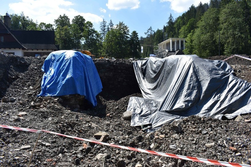 Zakopane. Konserwator wstrzymał prace remontowe na części placu w Kuźnicach. Wszystko przez znalezione stare mury 