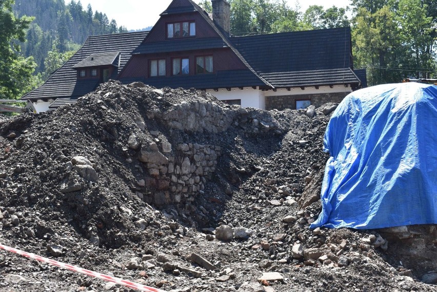 Zakopane. Konserwator wstrzymał prace remontowe na części placu w Kuźnicach. Wszystko przez znalezione stare mury 