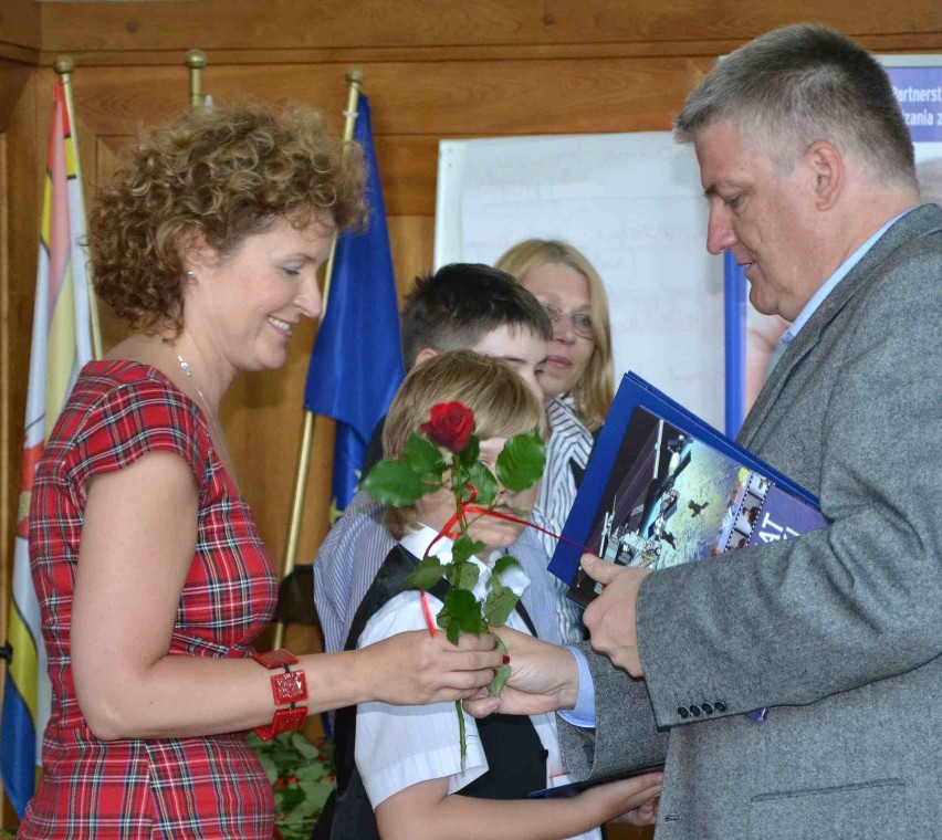 Malbork: Laureaci olimpiad, konkursów i zawodów odebrali nagrody od burmistrza