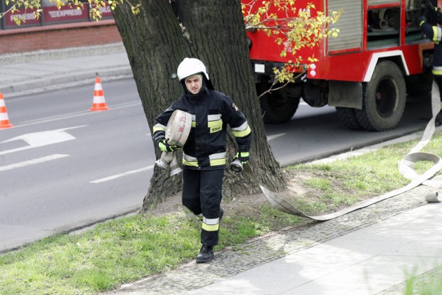 Na miejscu pracują strażacy i policjanci.