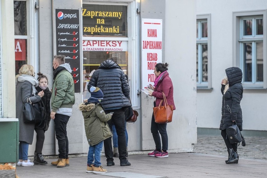 Koronawirus. Sopot pełen spacerowiczów. Czy przestrzegają obowiązku zakrywania ust i nosa?