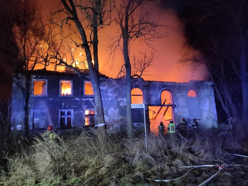 Nocny pożar opuszczonego budynku w Pątnówku koło Legnicy i brawurowa akcja strażaków [ZDJĘCIA]