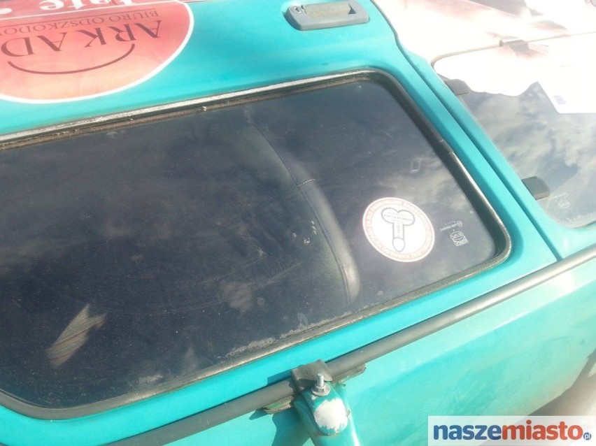 Fiat 126p przewrócony na bok. Nietypowe zdarzenia we Włocławku [ZDJĘCIA]