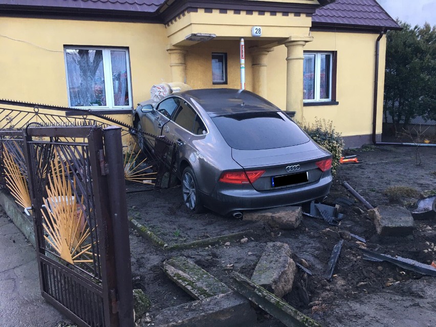 Pleszew. Samochód zaparkował... w domu. Niebezpieczny wypadek na ul. Piaski w Pleszewie