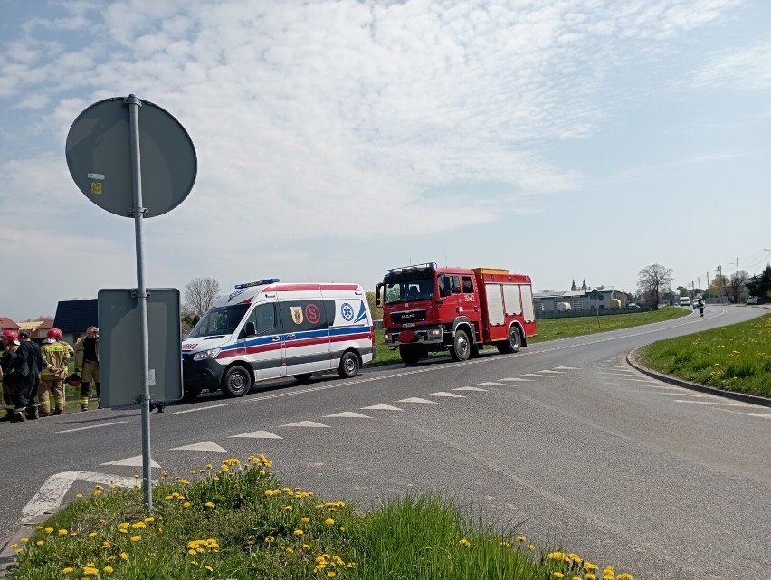 Wypadek w Głuchowie na drodze krajowej 72. Kierowca zabrany do szpitala