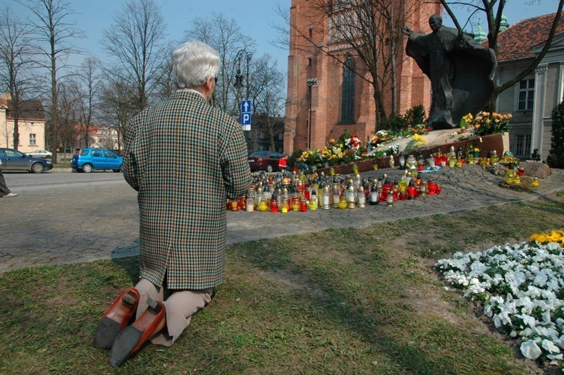 Poznań: 12 lat temu odsłonięto pomnik papieża Jana Pawła II [ZDJĘCIA]