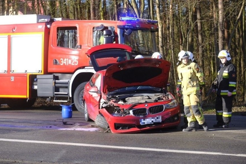 Jedna osoba trafiła do szpitala po zderzeniu samochodów na...