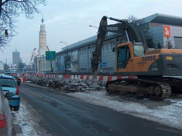 Rozbiórka torowiska na wysokości Targów