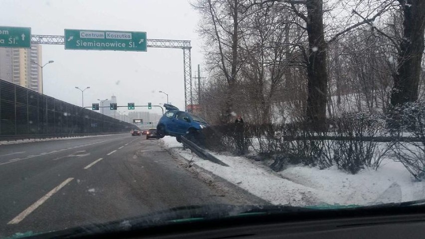 Wypadek na DTŚ w Katowicach tuż przed zjazdem do tunelu