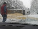Sypnęło śniegiem, trudne warunki na drogach. Kolizje na drogach w regionie [ZDJĘCIA]
