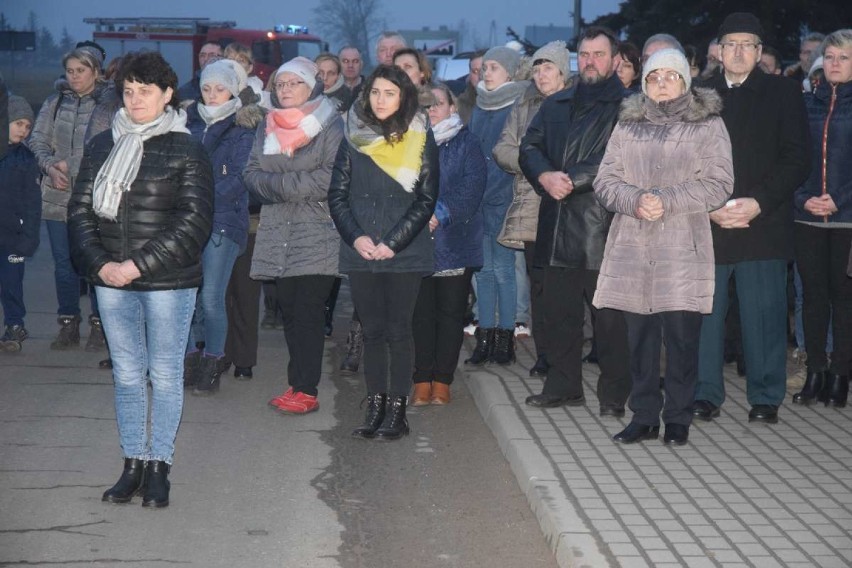 Droga Krzyżowa w Zdziechowie. Rozważania czytała młodzież...