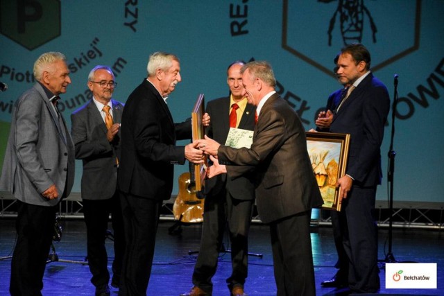 nagrody i odznaczenia dla pszczelarzy regionu piotrkowskiego podczas uroczystości w Bełchatowie