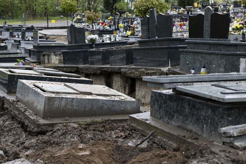 Na cmentarz w Rudawie trzeba było przenieść dziesiątki...