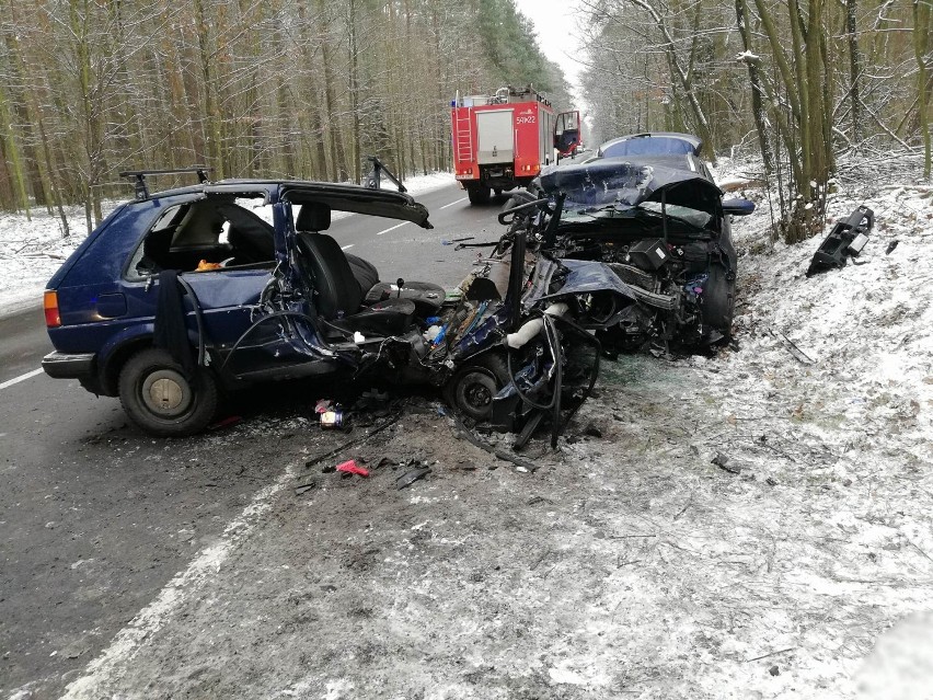 Groźny wypadek na drodze z Tomaszowa do Spały.  Jedna osoba ranna [ZDJĘCIA]
