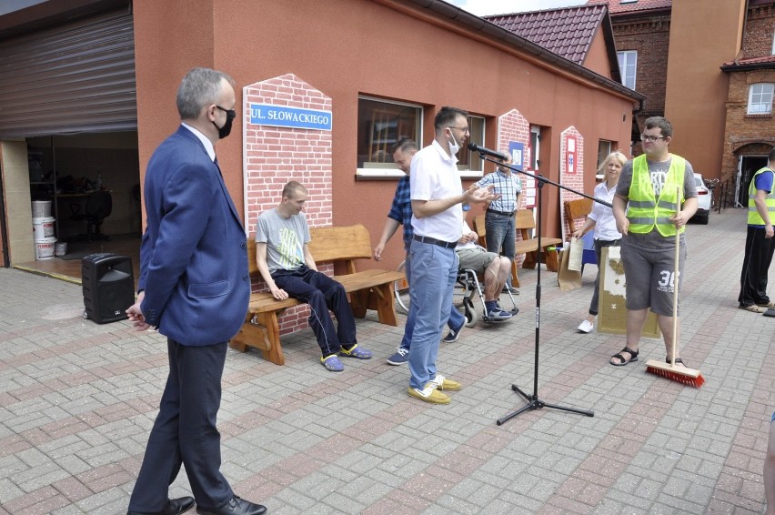 Burmistrz Aleksandrowa Kujawskiego odwiedził ŚDS. Czekały na niego niespodzianki [zdjęcia]